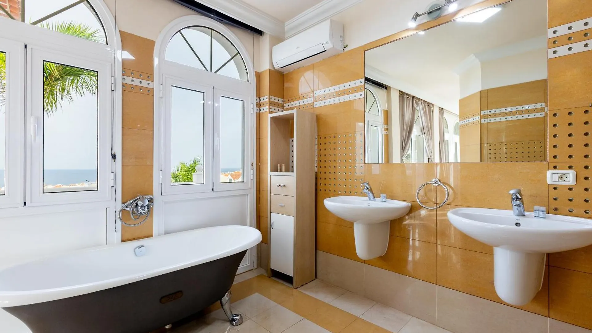 Villa Ocean Palm, Heated Pool! Costa Adeje  Spain